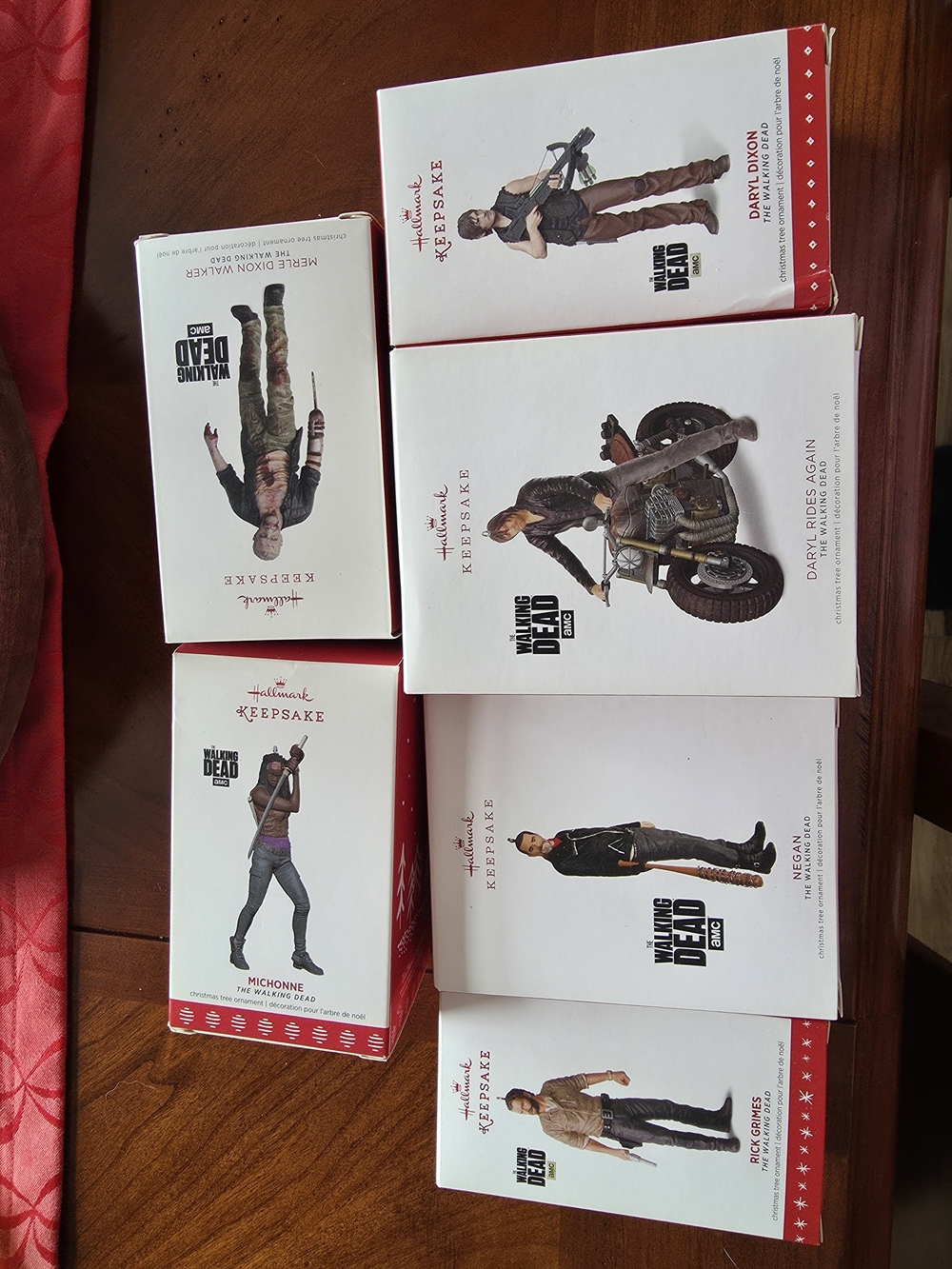 The Walking Dead Collectible Ornaments - Assorted Characters (White/Black/Brown)